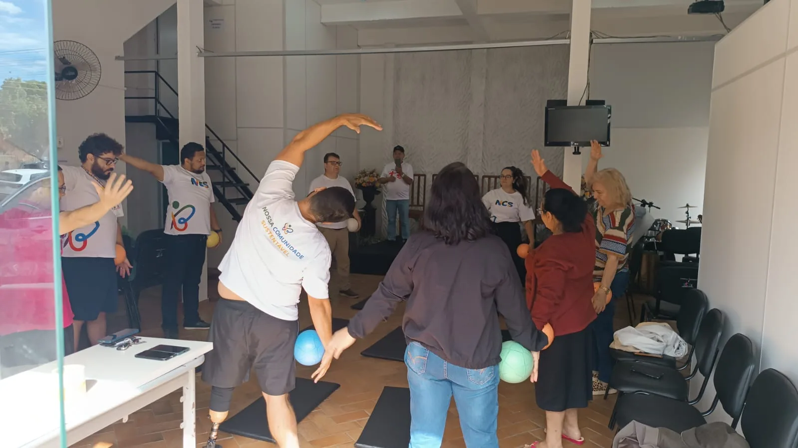 Grupo em movimento durante atividade do projeto Corpo em Equilíbrio.